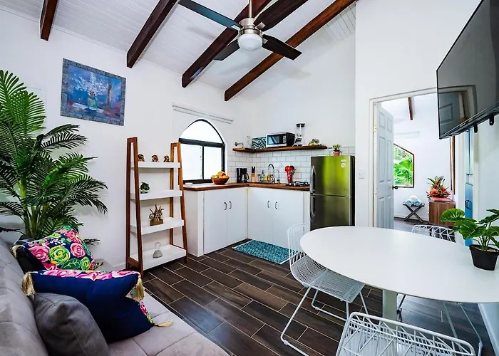 Couples Tropical Getaway With Pool, Playa Сasa de vacaciones